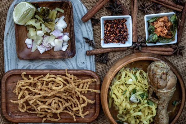 北式咖喱面汤与椰奶 的特写镜头 泰国北部美食 — 图库照片
