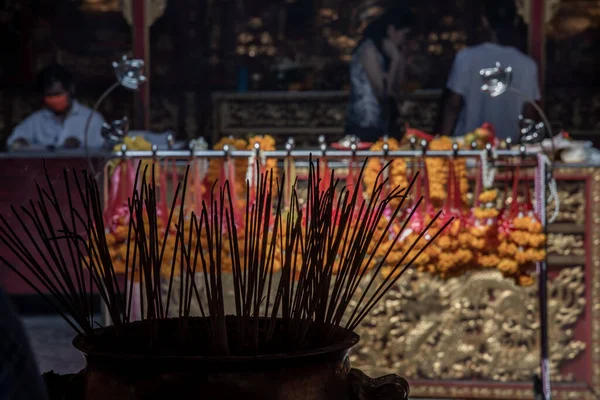 Rökelse Brinner Vid Ett Tempel Wat Mangkon Kamalawat Bangkok — Stockfoto