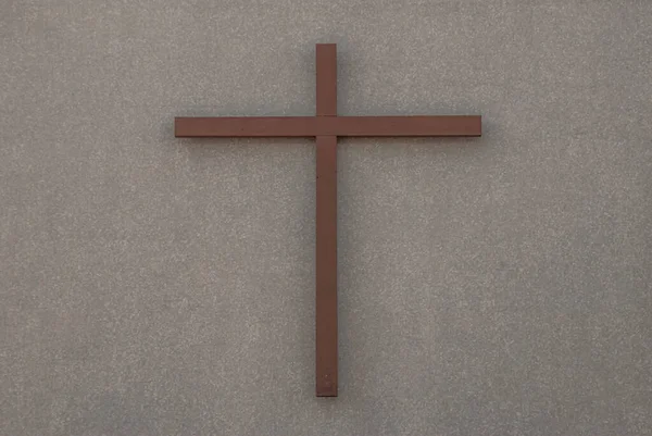 Chrześcijański Drewniany Krucyfiks Tle Muru Przód Kościoła Chrystusowego — Zdjęcie stockowe