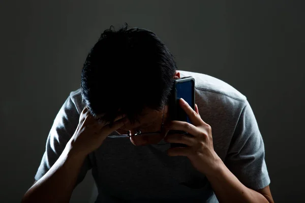 Droevige Depressieve Man Kreeg Slecht Nieuws Van Zijn Telefoon — Stockfoto