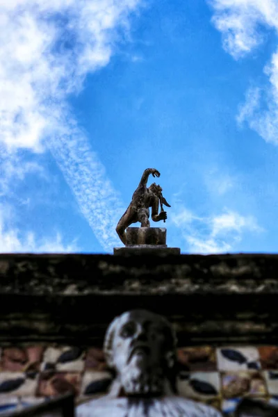 리스본 의정원에 조각상 — 스톡 사진