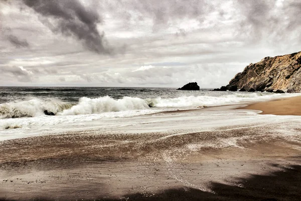 Oceano Coraggioso Formazioni Rocciose Cielo Nuvoloso Dramma Sulla Spiaggia — Foto Stock