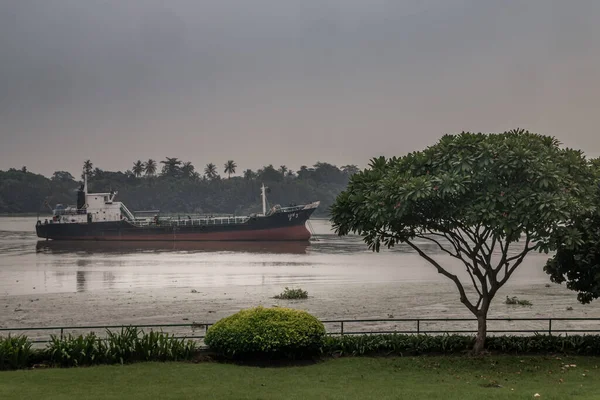 Cargo Ship Parked Middle River Front Green Tree Chao Phraya — Stock Photo, Image
