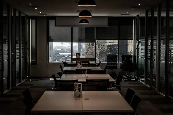 현대적 사무실 의자와 파티션 탁자가 — 스톡 사진