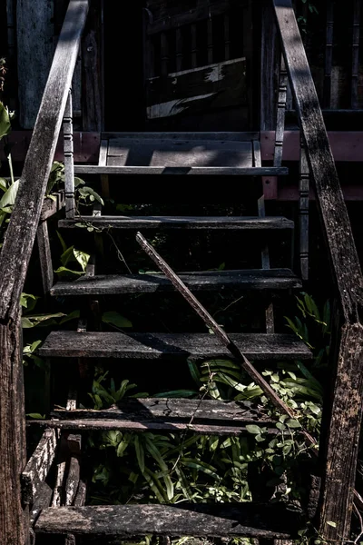 伝統的なタイ式木製の階段 伝統的な家 — ストック写真