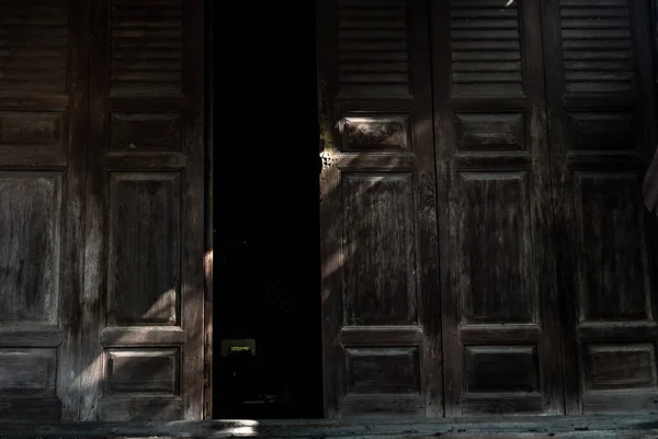 Παραδοσιακό Στυλ Ταϊλάνδης Ξύλινη Πόρτα Παραδοσιακό Σπίτι — Φωτογραφία Αρχείου