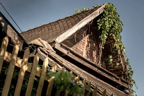Тайский Стиль Деревянная Крыша Традиционный Дом Старый Заброшенный Дом — стоковое фото