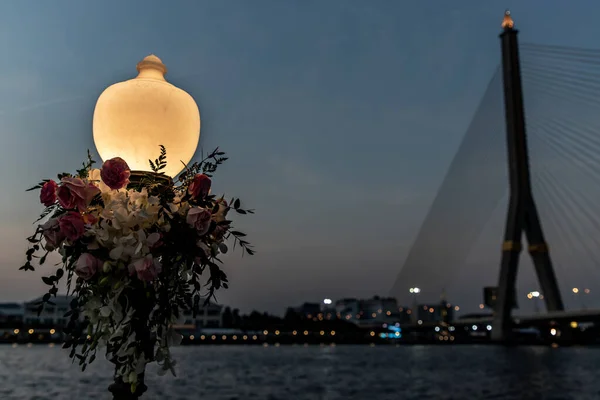美丽的明灯与拉玛八桥相映成趣的朝霞江畔 — 图库照片