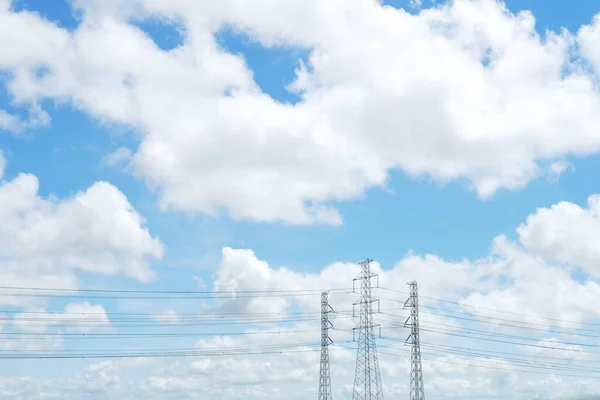 Blue Sky White Cloud High Voltage Transmission Towers Power Line — Stockfoto