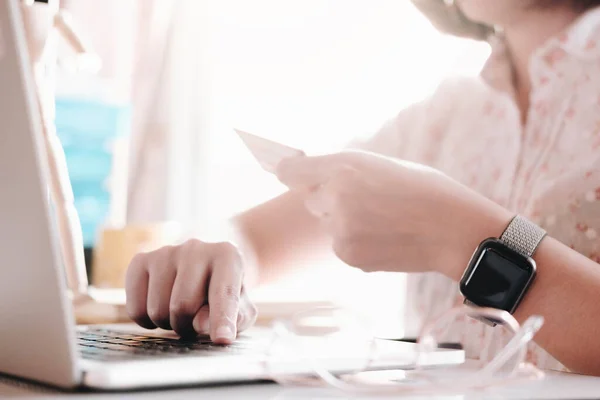 网上支付 女人的手拿着智能手机 用信用卡上网购物 — 图库照片