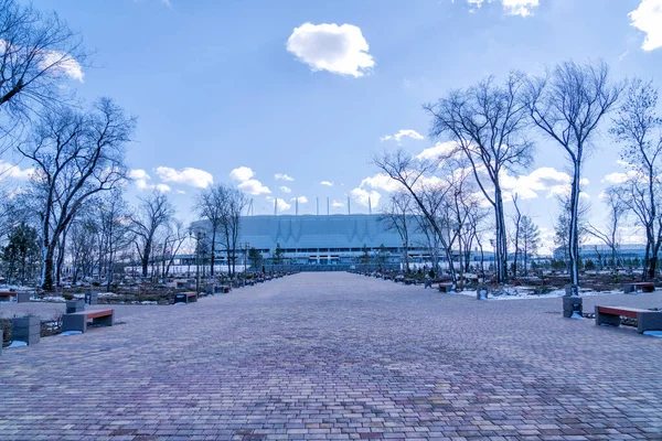Mavi Gökyüzünün Arka Planında Futbol Stadyumu — Stok fotoğraf