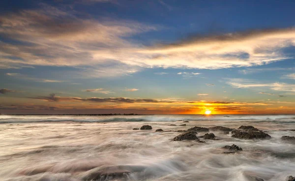 日落时的印度洋岩石海岸景观 毛里求斯 — 图库照片