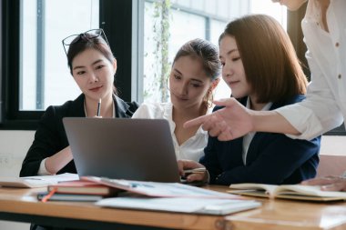 Bir grup İşadamı ve Muhasebeci yolsuzluk hesabını araştırmak için beyin fırtınası yapıyor ya da tartışıyor. Rüşvet karşıtı kavram.