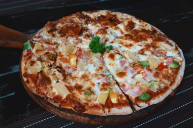 Karışık deniz ürünleri pizzasının üst görüntüsü