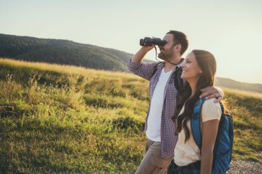 Genç çift birlikte hiking