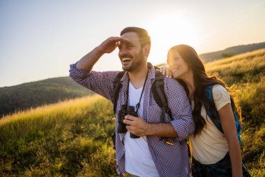 Genç çift birlikte hiking