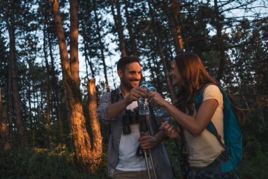 Genç çift birlikte hiking