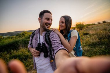 Genç çift birlikte hiking