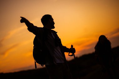 Genç çift birlikte hiking