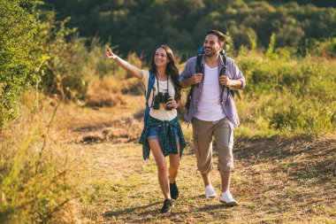 Genç çift birlikte hiking