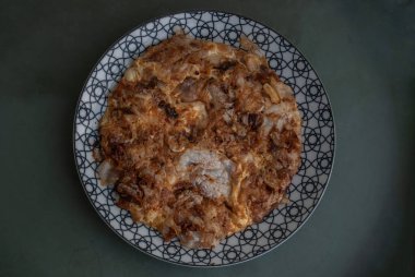 Japon yemeği içinde yumurtalı çıtır erişte var. en üstteki görünüm.