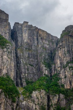 Kürsü Kayası - arkaplan görünümünün altından 