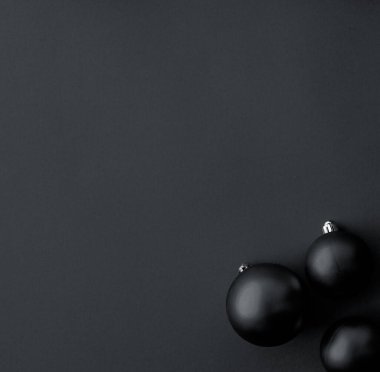Siyah düz zemin üzerinde noel mücevherleri, lüks kış tatili kartı arka planı