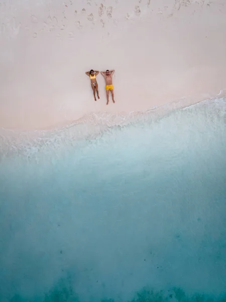 白い砂浜と青い透明度の高い海での日帰り旅行やシュノーケリングツアーで有名な小さなキュラソー島 カリブ海のクラインキュラソー島 — ストック写真