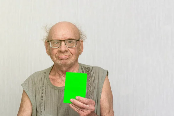 Velho Homem Careca Aposentado Com Óculos Camisa Cinza Está Branco — Fotografia de Stock