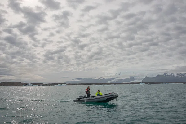 Atividade Turística Glacier Lagoon Jokulsarlon Com Icebergs Islândia Verão — Fotografia de Stock