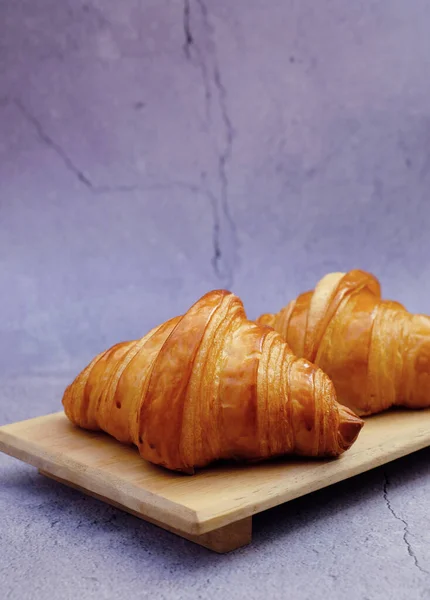 Nahaufnahme Butter Klassisches Croissant Auf Holzteller — Stockfoto