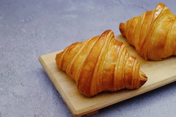 Closeup Boter Klassieke Croissant Houten Plaat — Stockfoto