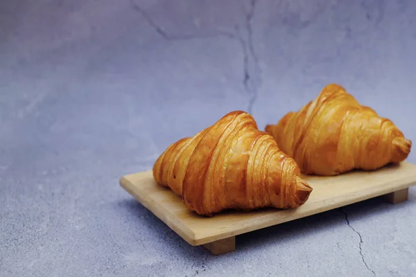 Nahaufnahme Butter Klassisches Croissant Auf Holzteller — Stockfoto