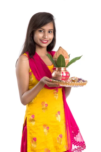 伝統的な銅カラシュを保持しているインドの女の子Pooja Thali インドの祭り ココナッツとマンゴーの葉と銅カラシュ花の装飾と ヒンドゥ教Poojaに不可欠である — ストック写真
