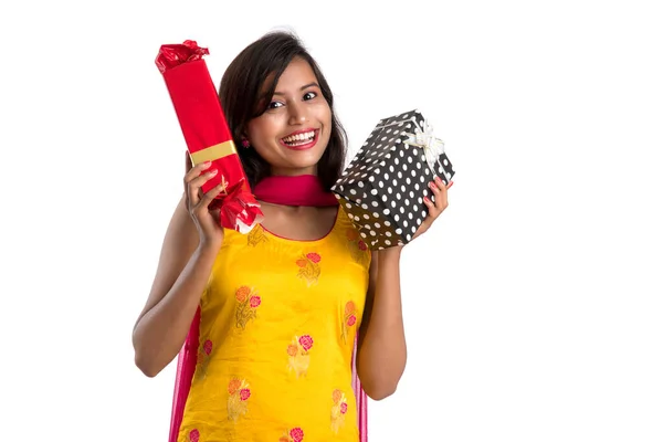 Porträtt Ung Glad Leende Indiska Flicka Hålla Presentförpackningar Vit Bakgrund — Stockfoto