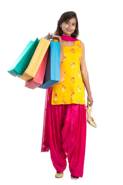Piękne Indyjskie Młoda Dziewczyna Gospodarstwa Pozowanie Torby Zakupy Białym Tle — Zdjęcie stockowe