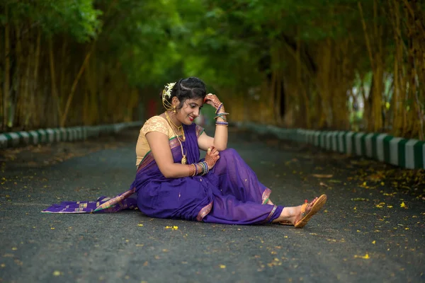 India Tradicional Hermosa Chica Joven Saree Posando Aire Libre —  Fotos de Stock