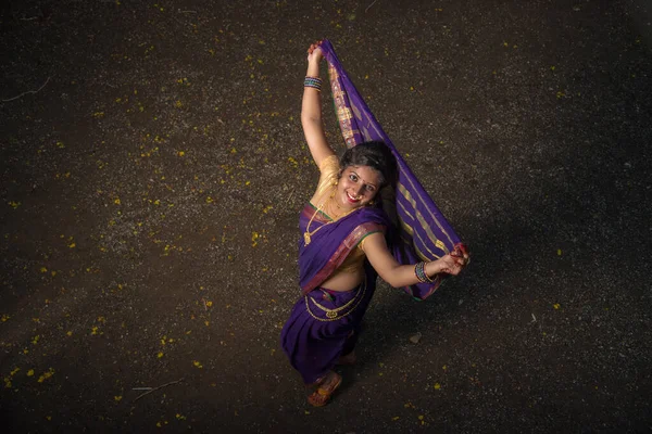インドの伝統的な美しいです若いです女の子で見ますポルノの屋外 — ストック写真
