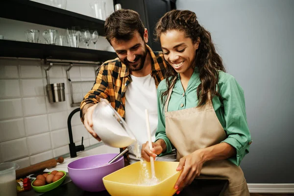 Young Couple Kitchen — Stock Photo, Image