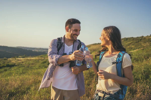 Young Couple Hiking Together — Stock Photo, Image