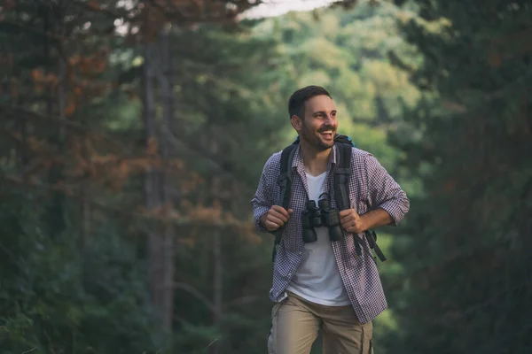 Junger Mann Wandert Wald — Stockfoto