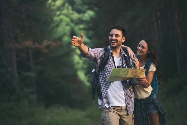 Young Couple Hiking Together — Stock Photo, Image