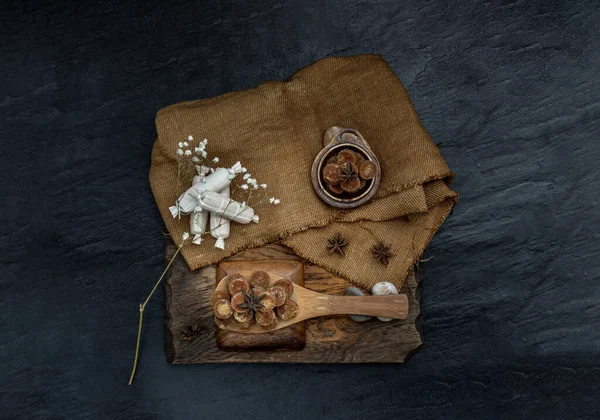 Tahta Kepçe Çuval Bezinde Kahverengi Kamış Şeker Küpü — Stok fotoğraf