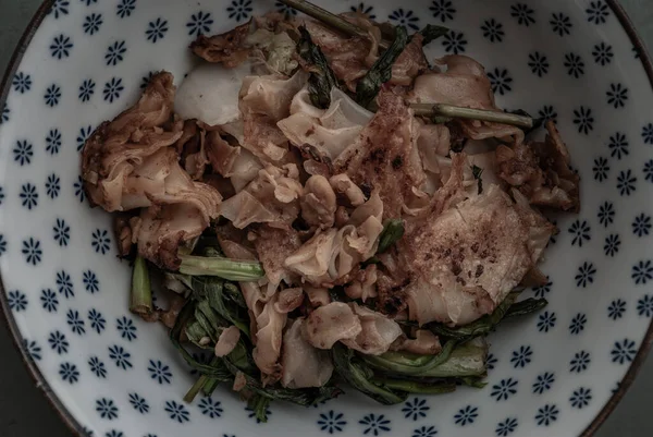 Mieszać Smażony Płaski Makaron Kurczaka Ciemnym Sosem Sojowym Warzywami Tajlandczycy — Zdjęcie stockowe