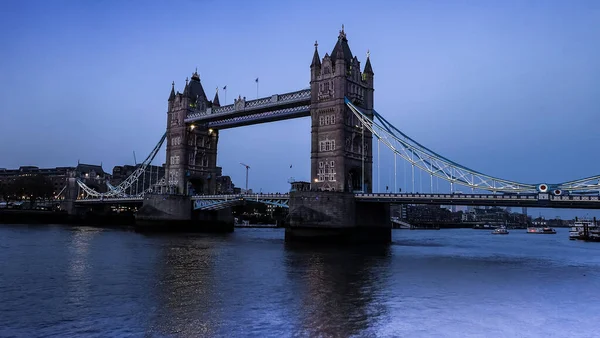 Výhled Město Podél Slavného Mostu Tower Večerních Hodinách Modrou Oblohou — Stock fotografie