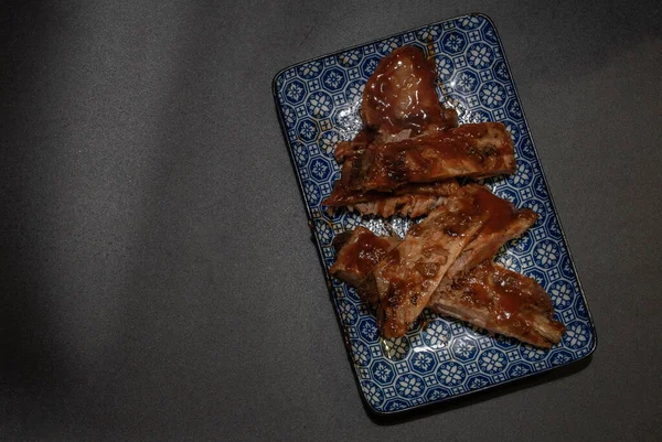 日本料理のトップビューとしてスライスされたホットハニーマリネードでカットされたバーベキュースペアリブ — ストック写真