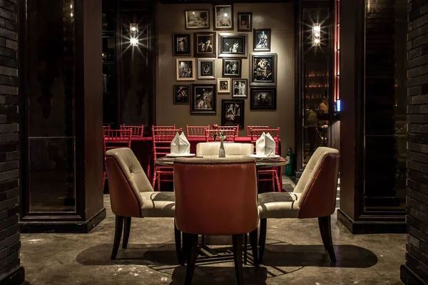 延华拉特路上海豪宅边厅内饰有桌椅的复古风格餐厅 — 图库照片