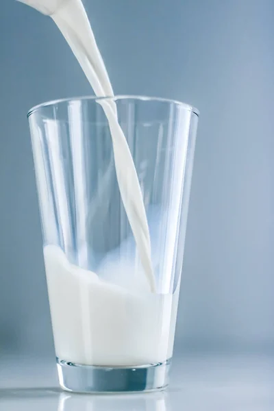 Всемирный День Молока Льющийся Стекло Мраморный Стол — стоковое фото