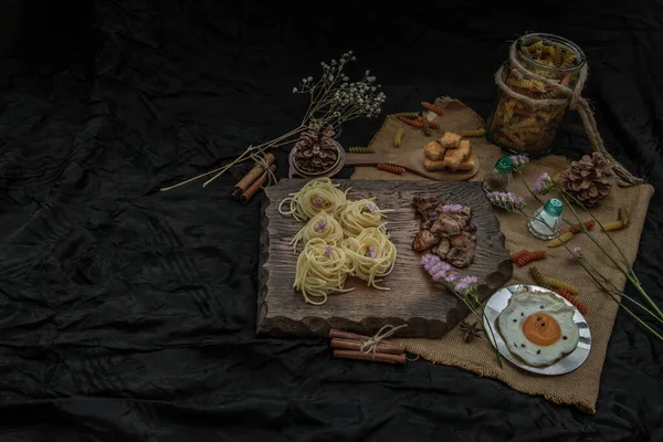 Spaghetti Mit Gebratenem Huhn Mit Schwarzem Pfeffer Auf Einem Holzteller — Stockfoto