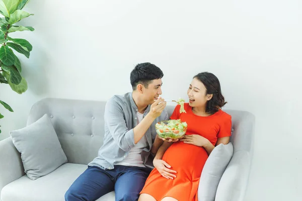 Oturma Odasında Birlikte Salata Yiyen Genç Mutlu Bir Çift — Stok fotoğraf